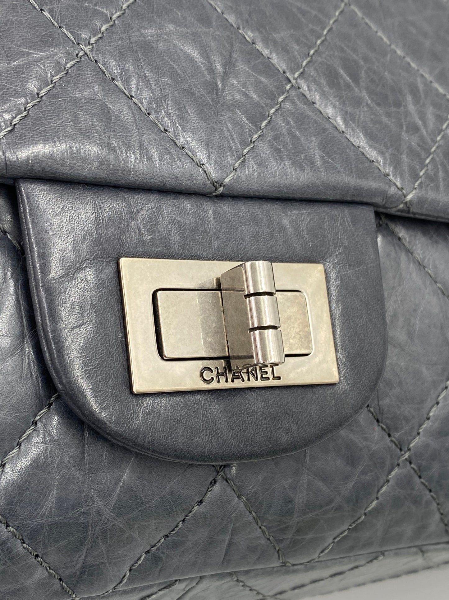 CHANEL 2.55 Reissue Double Flap Jumbo Aged Calfskin grau