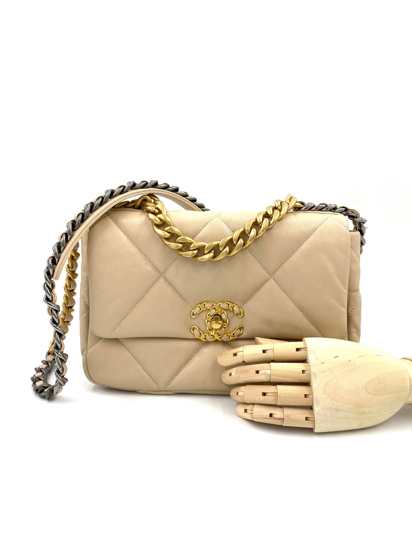 CHANEL 19 Flap Bag small Ziegenleder creme