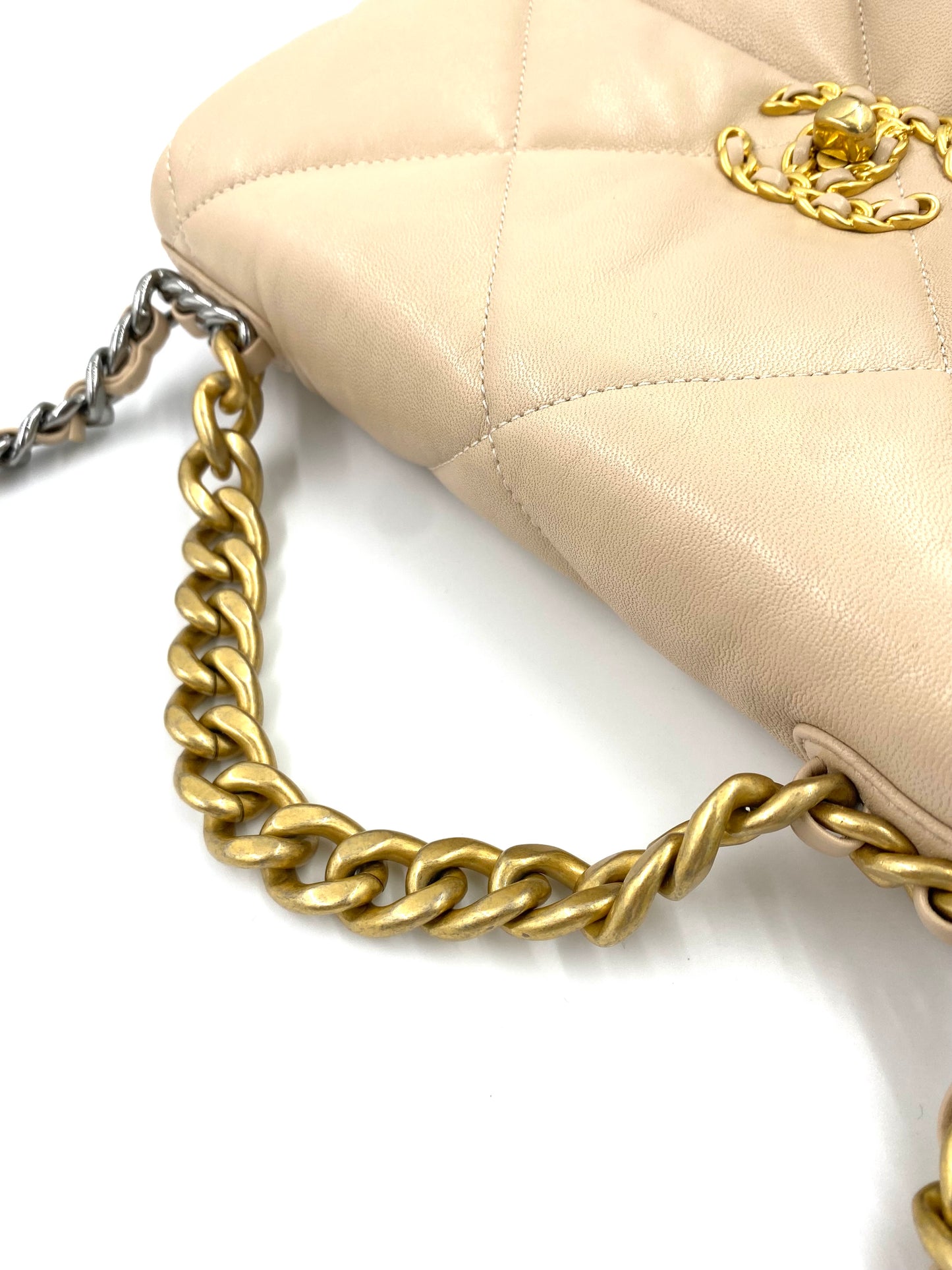 CHANEL 19 Flap Bag small Ziegenleder creme