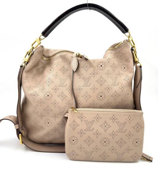 LOUIS VUITTON Selene PM mit Pochette Galet in beigem Leder mit Perforation und goldfarbenen Details.