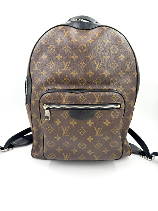 LOUIS VUITTON Josh Monogram Canvas Rucksack aus braunem Canvas mit klassischem LV Muster und Reißverschlusstasche vorne.
