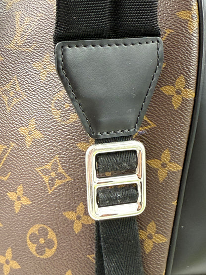 LOUIS VUITTON Josh Monogram Canvas verstellbarer Riemen mit silberner Metallschnalle und detailliertem Monogramm-Canvas.