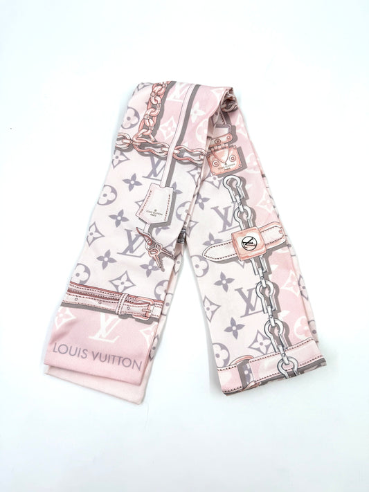 LOUIS VUITTON Bandeau Rose Ballerine mit zartem Design und typischem Monogramm in Rosa- und Beigetönen.