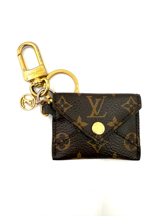 LOUIS VUITTON Kirigami Pouch Monogram Canvas Schlüsselanhänger aus braunem Leder mit goldfarbenem Verschluss.