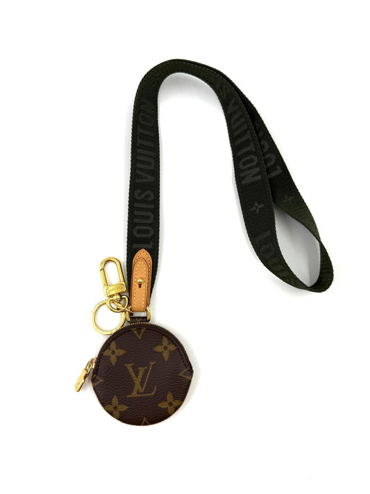 LOUIS VUITTON Lanyard Monogram Canvas Khaki mit praktischem Münzfach und goldfarbenem Karabinerhaken.