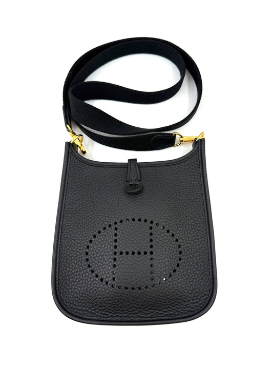 HERMÈS Evelyne 16 Taurillon Clemence schwarz GHW, schwarze Lederhandtasche mit goldfarbenen Beschlägen und verstellbarem Schulterriemen.