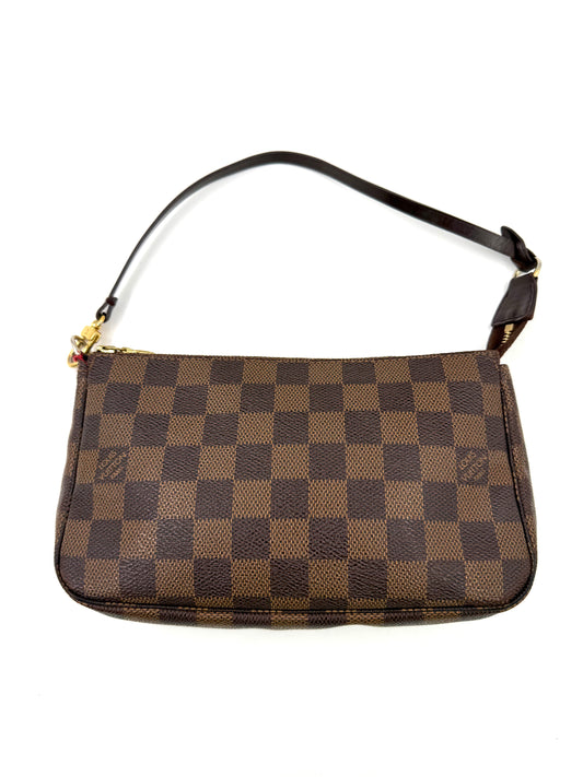 LOUIS VUITTON Pochette Accessoires Damier Ebene in braunem Schachbrettmuster mit Ledergriff, elegante Secondhand Designertasche.