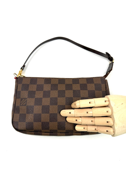 LOUIS VUITTON Pochette Accessoires Damier Ebene in Damier Ebene Muster, elegante Secondhand Designerhandtasche
