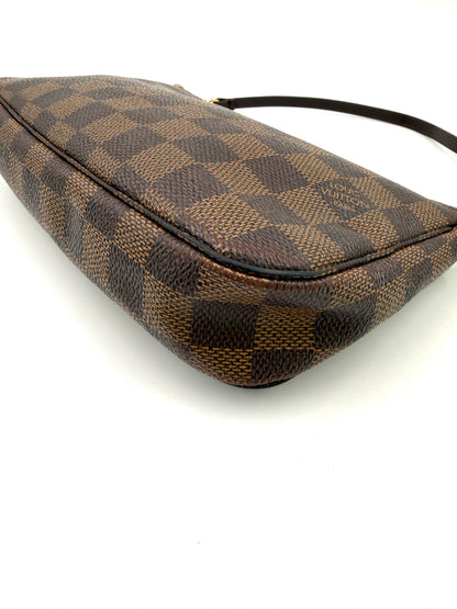 LOUIS VUITTON Pochette Accessoires Damier Ebene in braunem Karomuster, elegante Designer Handtasche Second Hand