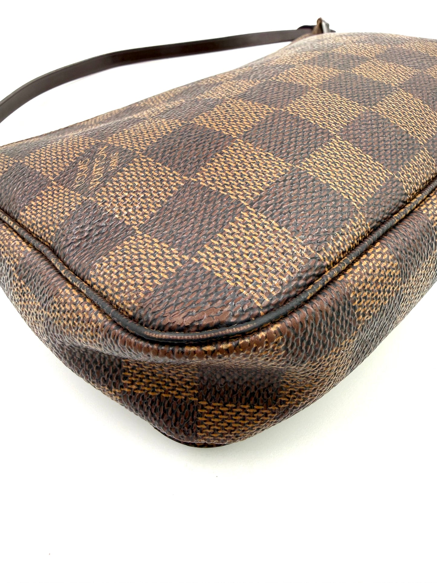 LOUIS VUITTON Pochette Accessoires Damier Ebene mit braunem Schachbrettmuster, elegante Secondhand-Designerhandtasche