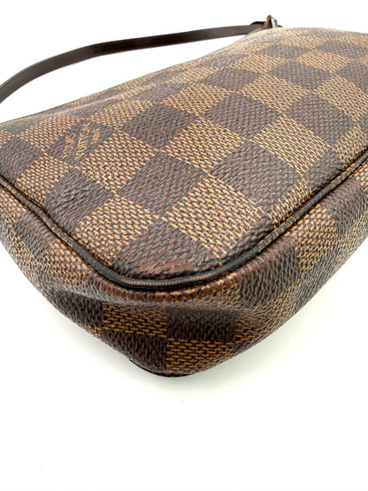 LOUIS VUITTON Pochette Accessoires Damier Ebene mit braunem Schachbrettmuster, elegante Secondhand-Designerhandtasche