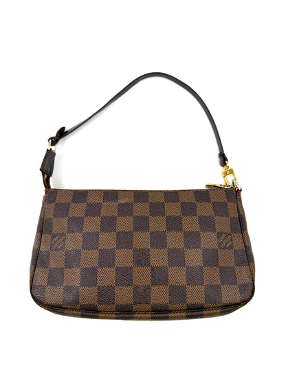 LOUIS VUITTON Pochette Accessoires Damier Ebene in klassischem braunem Schachbrettmuster, elegante Secondhand-Tasche.