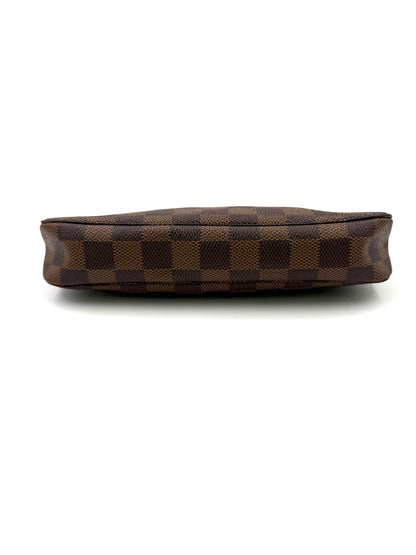 LOUIS VUITTON Pochette Accessoires Damier Ebene in braun karriert, flache Designerhandtasche second hand