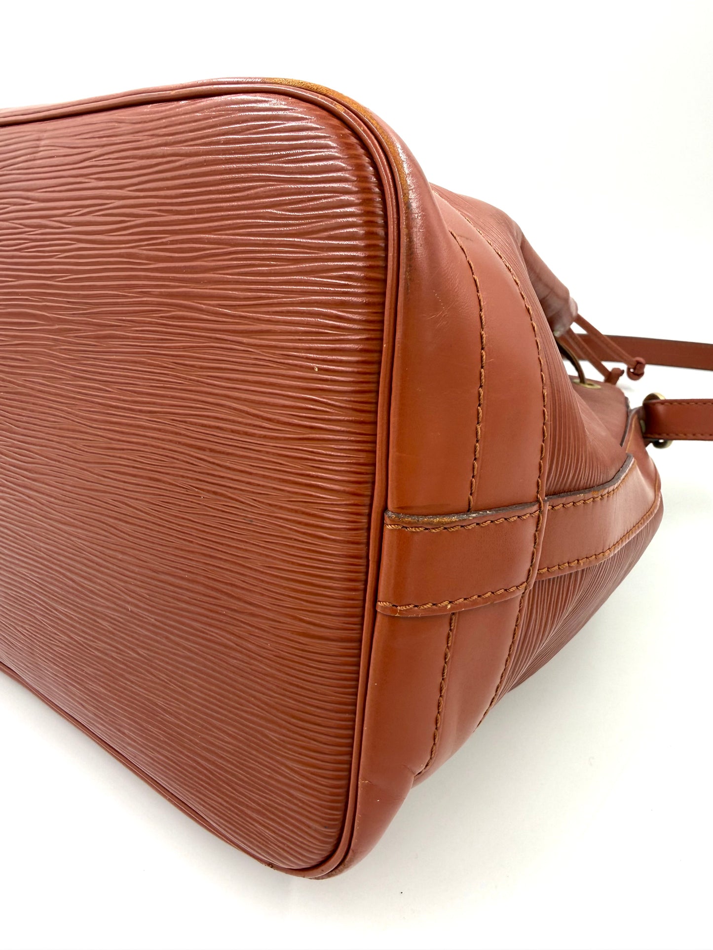 LOUIS VUITTON Noe grande Epi kenian in braunfarbenem strukturiertem Leder mit sichtbaren Nähten und stabilem Boden.