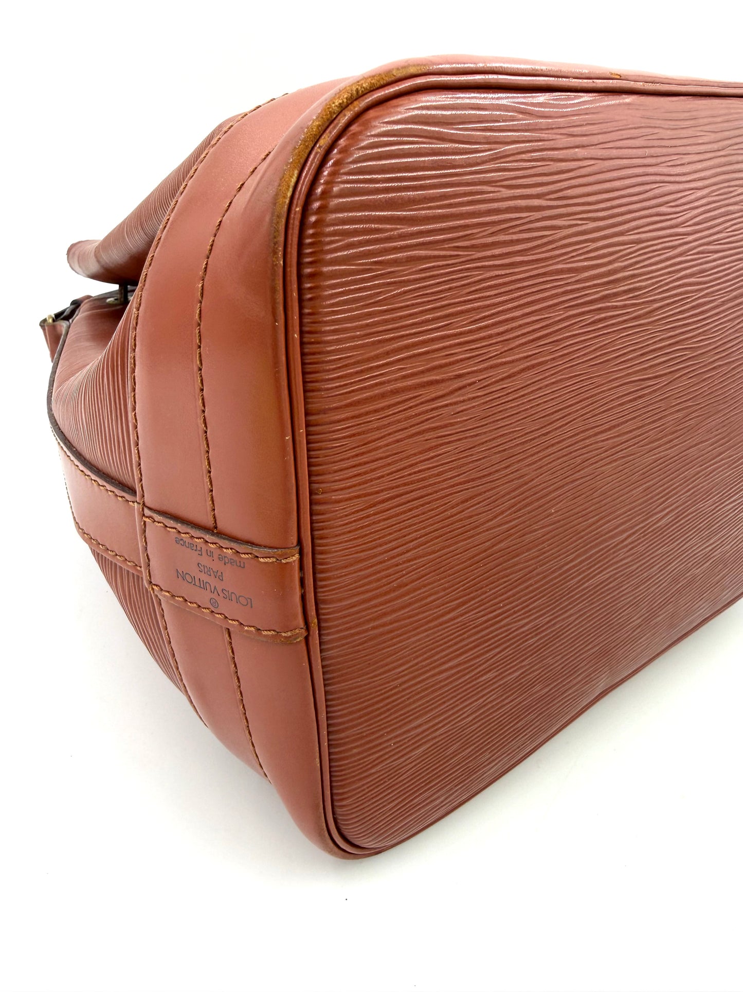 Detailaufnahme der braunen LOUIS VUITTON Noe grande Epi kenian Designer Handtasche aus strukturiertem Leder