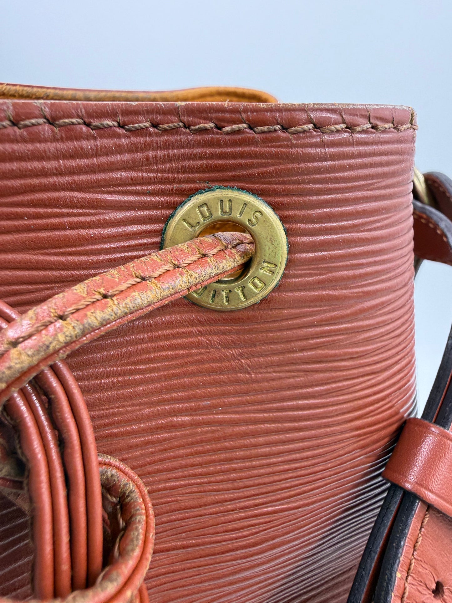 LOUIS VUITTON Noe grande Epi kenian in braunem Epi-Leder mit goldfarbenem Ring und Lederriemen, Vintage-Design