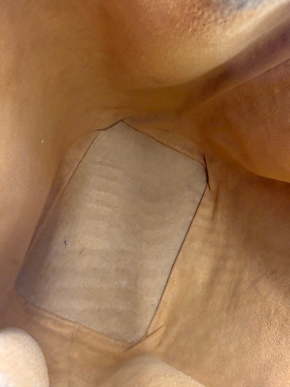 Innenansicht der LOUIS VUITTON Noe grande Epi kenian Designer Handtasche aus hochwertigem Leder in Braun.