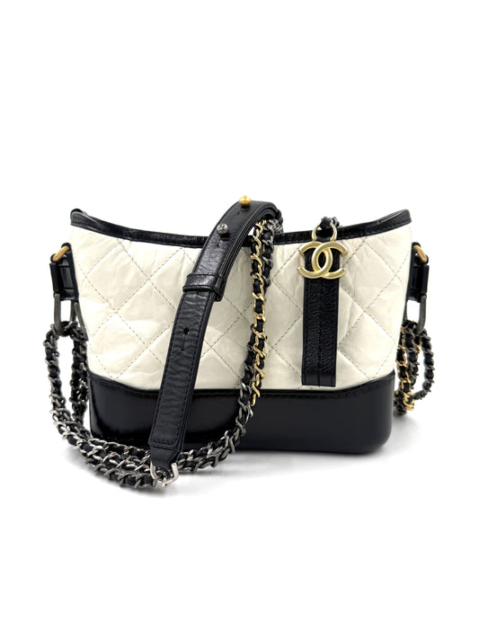 CHANEL Gabrielle small weiß/schwarz Designerhandtasche mit elegantem Kettenriemen und Steppmuster aus Leder
