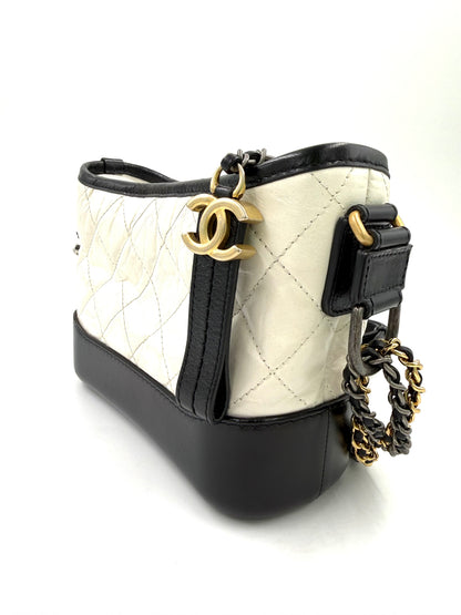 CHANEL Gabrielle small weiß/schwarz, edle Designerhandtasche mit goldfarbenem Logo und schwarzem Lederbesatz, Secondhand Qualität.