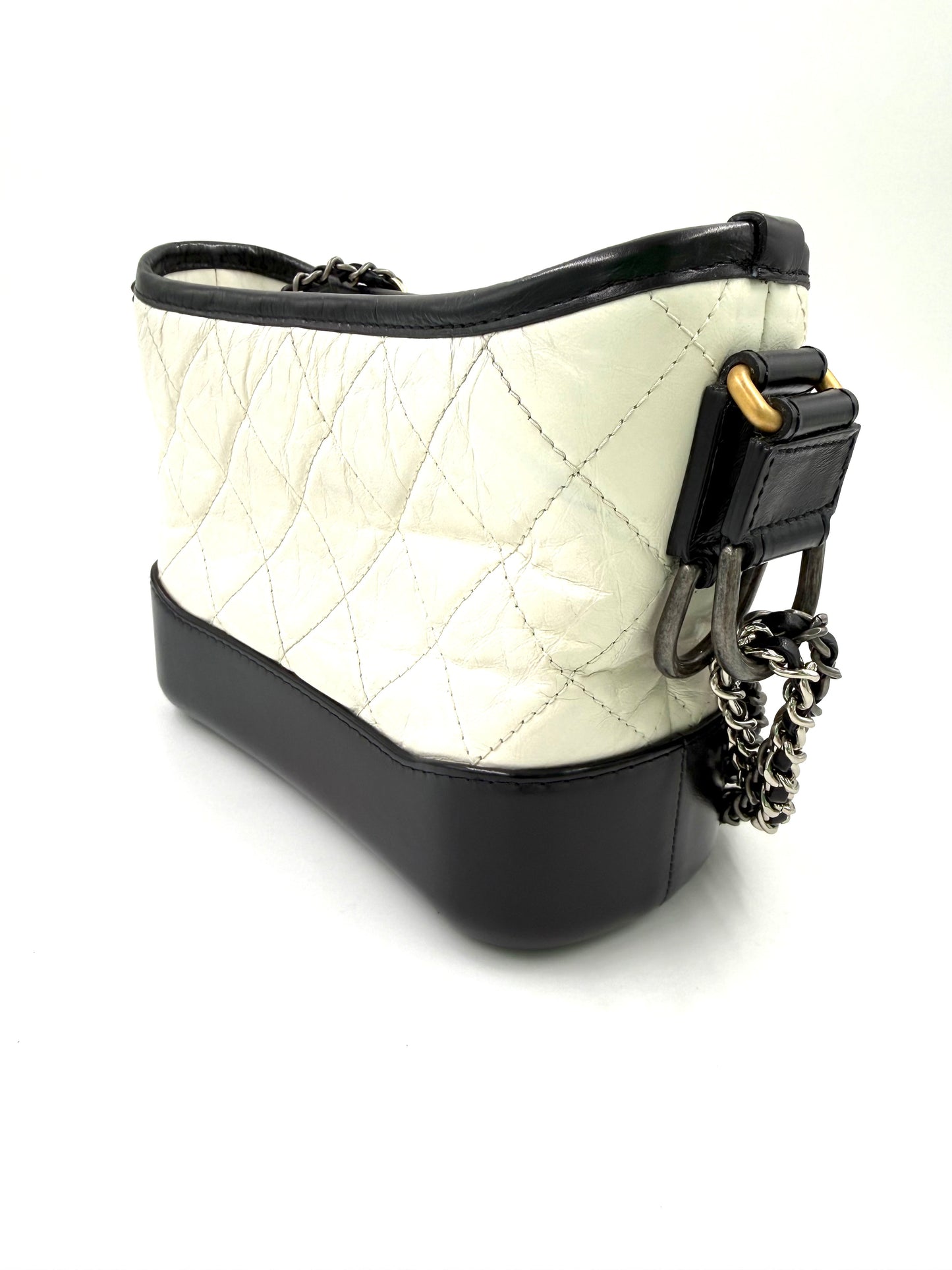 CHANEL Gabrielle small weiß/schwarz Designerhandtasche mit gesteppter Oberfläche und Kettenriemen in elegantem Design.