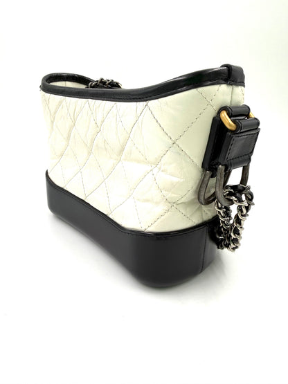 CHANEL Gabrielle small weiß/schwarz Designerhandtasche mit gesteppter Oberfläche und Kettenriemen in elegantem Design.