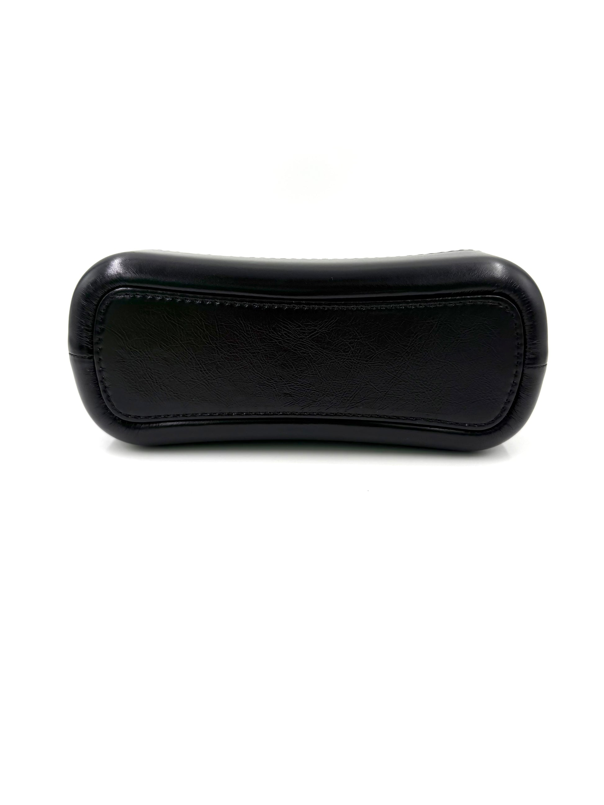 Unterseite der CHANEL Gabrielle small weiß/schwarz Designer Handtasche aus glattem Leder, sehr gut erhalten.
