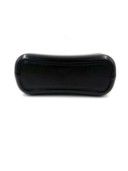 Unterseite der CHANEL Gabrielle small weiß/schwarz Designer Handtasche aus glattem Leder, sehr gut erhalten.