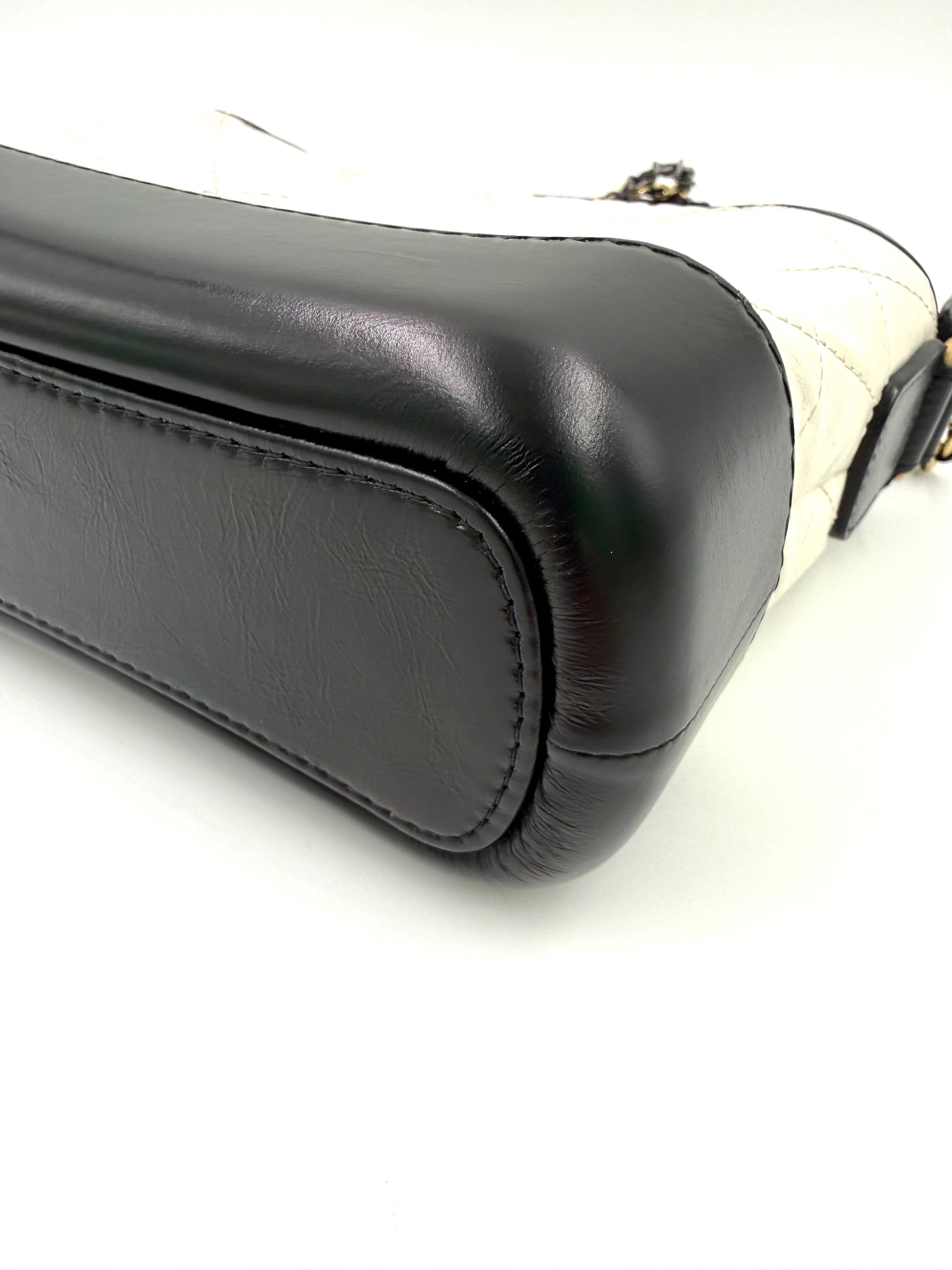CHANEL Gabrielle small weiß/schwarz mit schwarzer Lederecke, Detailansicht der hochwertigen Verarbeitung und Näht.