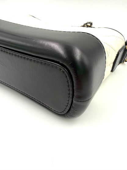 CHANEL Gabrielle small weiß/schwarz mit schwarzer Lederecke, Detailansicht der hochwertigen Verarbeitung und Näht.