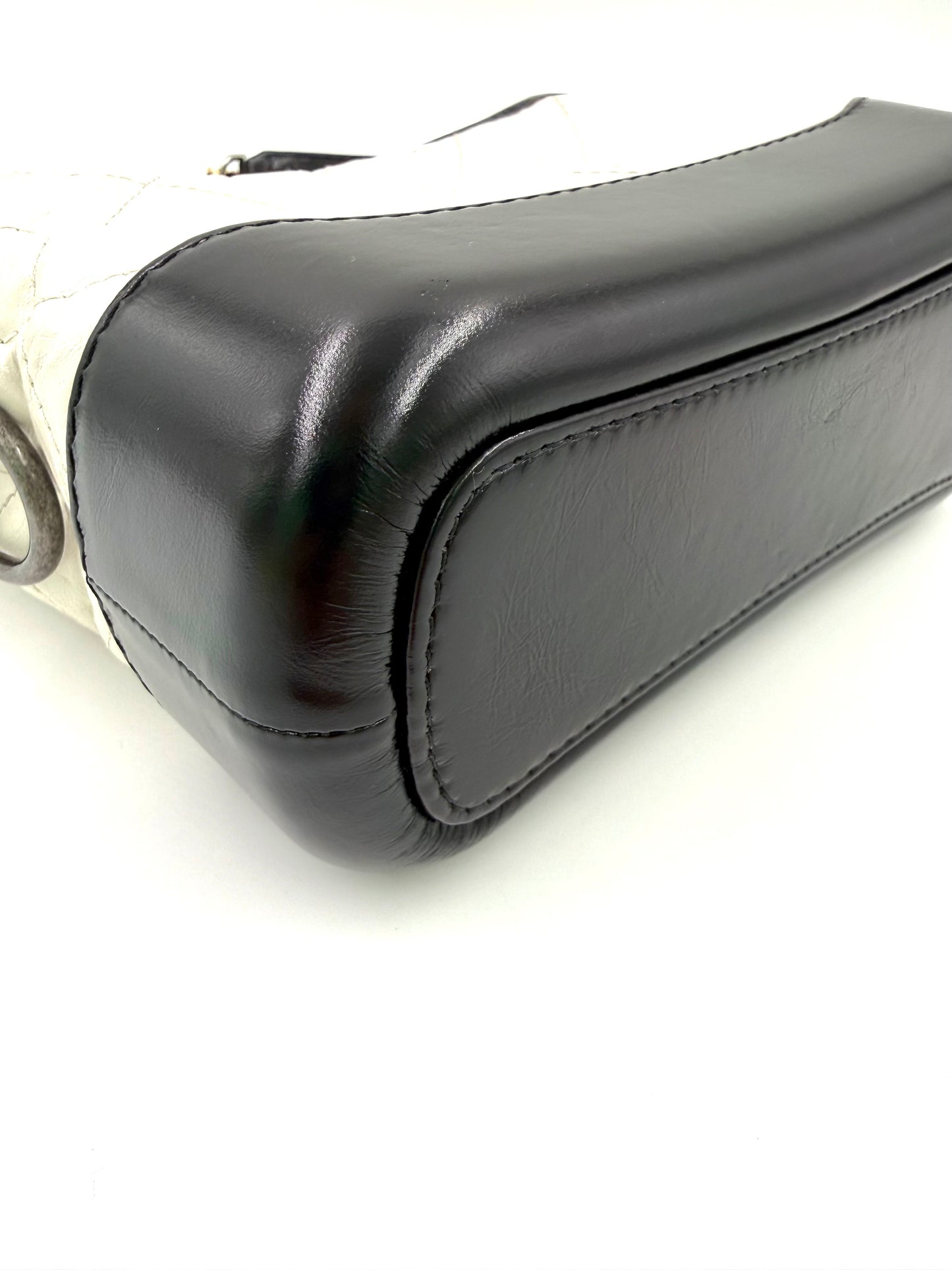 Eleganter Lederboden der CHANEL Gabrielle small weiß/schwarz Designer Handtasche in neuwertigem Zustand.