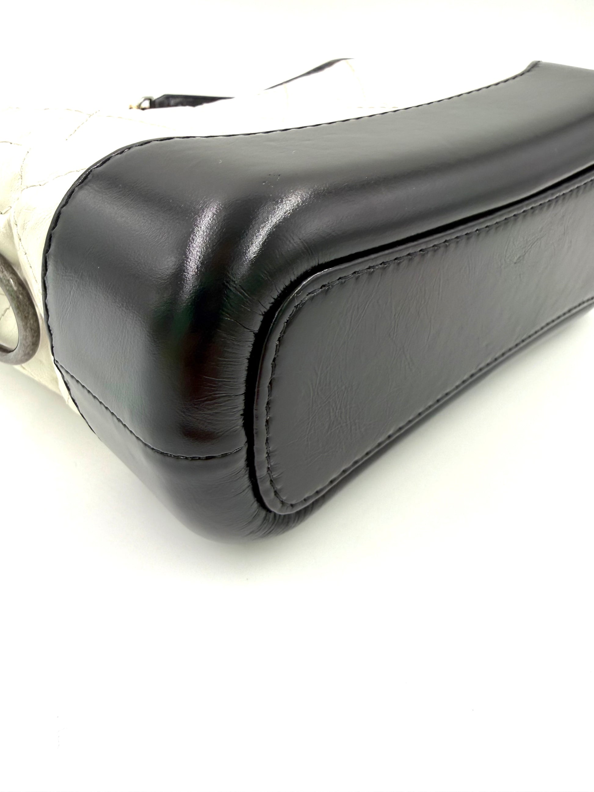 Eleganter Lederboden der CHANEL Gabrielle small weiß/schwarz Designer Handtasche in neuwertigem Zustand.