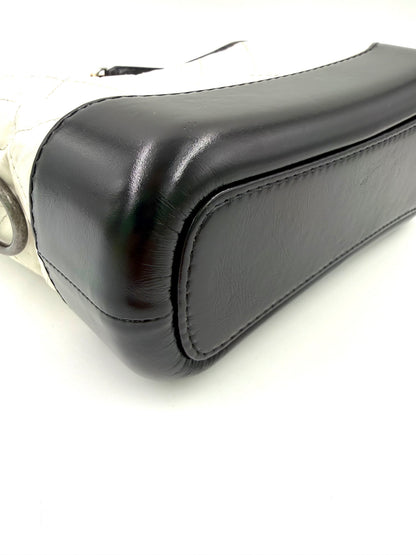 Eleganter Lederboden der CHANEL Gabrielle small weiß/schwarz Designer Handtasche in neuwertigem Zustand.