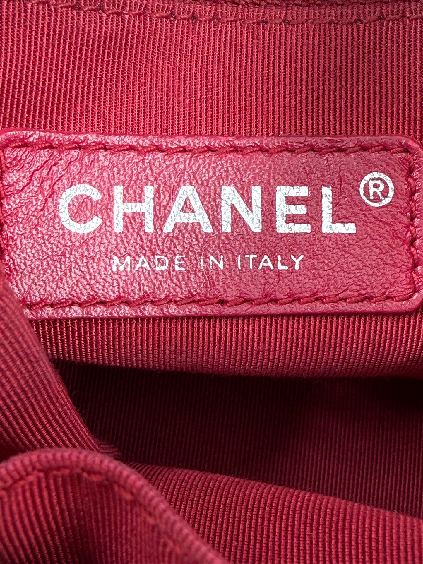 Innenansicht mit rotem Lederetikett der CHANEL Gabrielle small weiß/schwarz Handtasche, gefertigt in Italien.