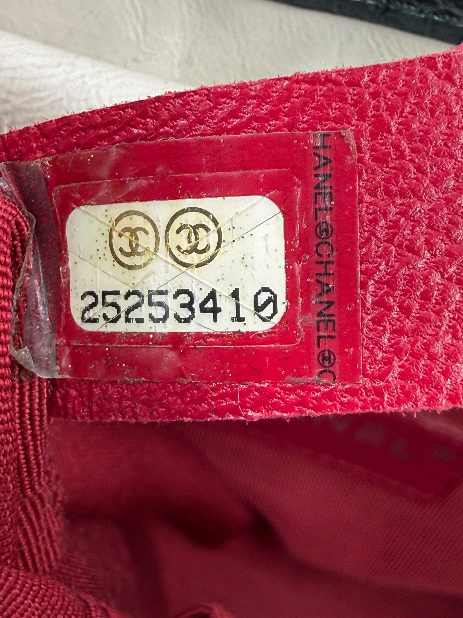 Innenansicht mit Seriennummer der CHANEL Gabrielle small weiß/schwarz Designer Handtasche, rote Lederausführung.