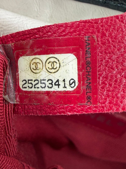 Innenansicht mit Seriennummer der CHANEL Gabrielle small weiß/schwarz Designer Handtasche, rote Lederausführung.