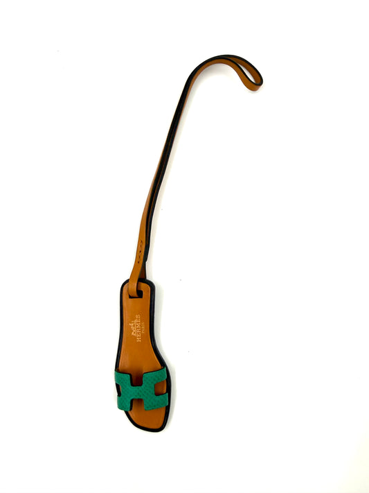 Hochwertiger HERMÈS Oran Nano Anhäger aus Leder in Braun und Grün als elegantes Accessoire