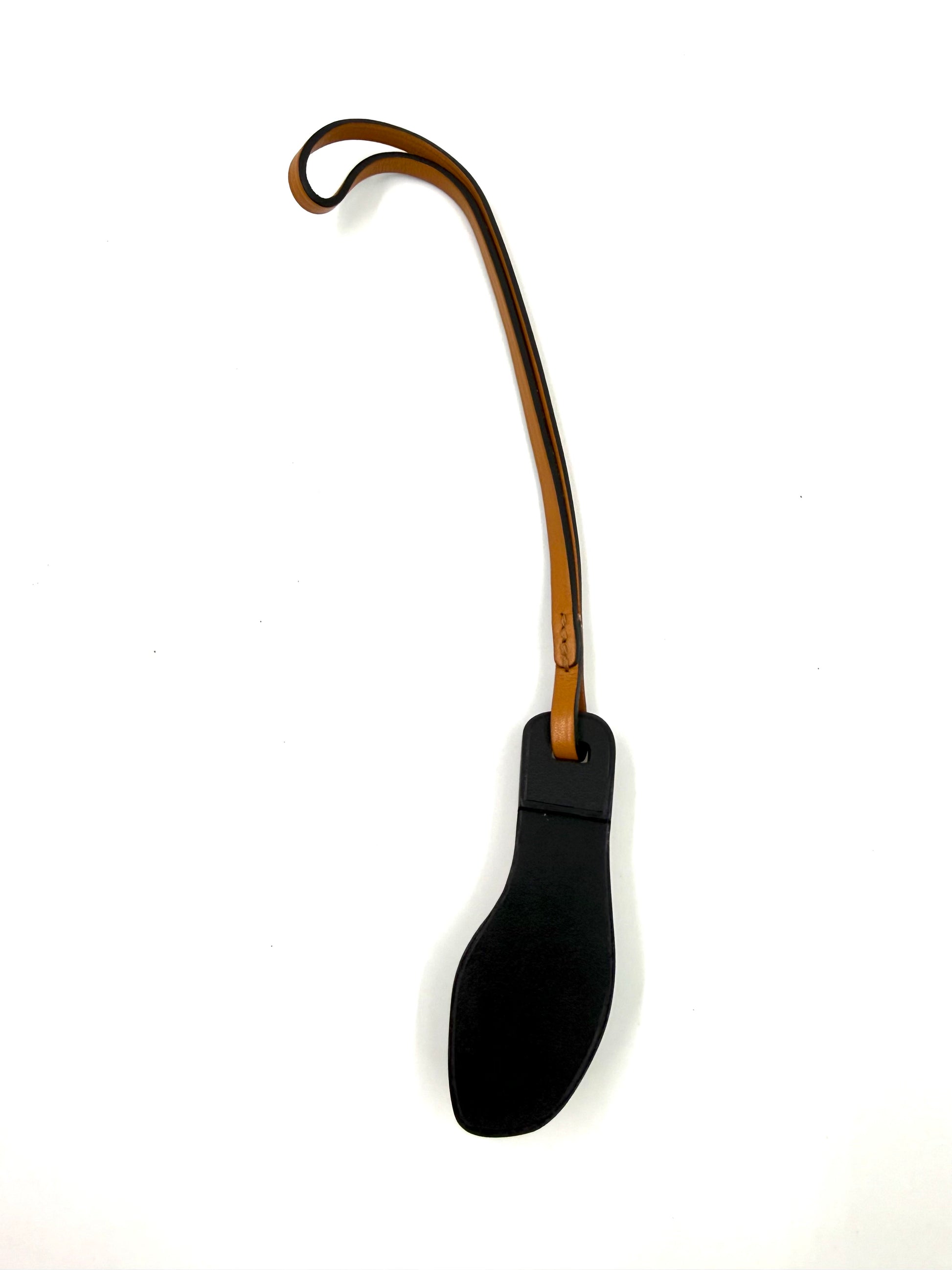 HERMÈS Oran Nano Anhäger aus schwarzem Leder mit braunem Riemen in eleganter, minimalistischer Form