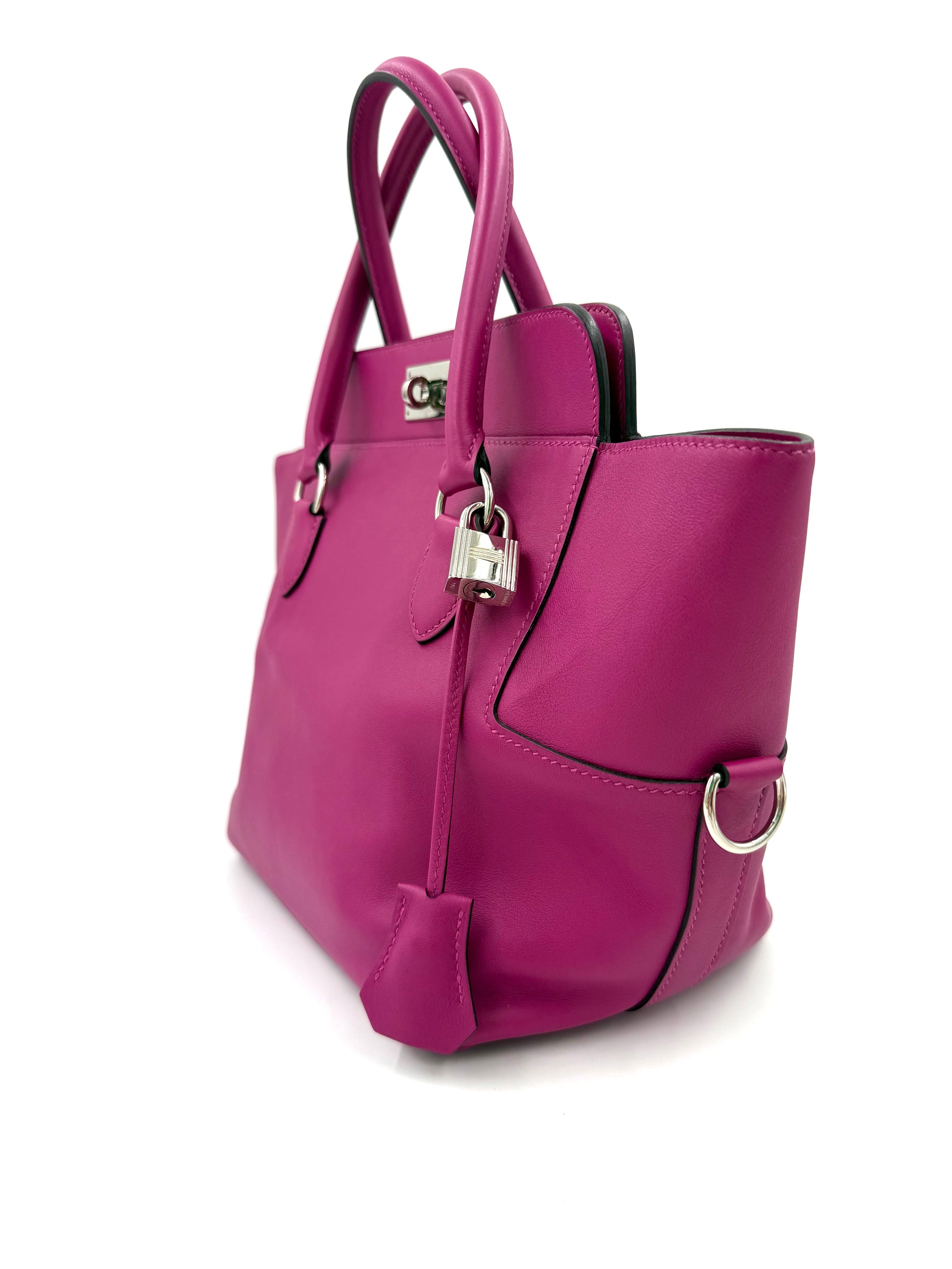 Hochwertige HERMÈS Toolbox 22 fuchsia PHW Designerhandtasche aus Leder mit silbernem Schloss detailiert.