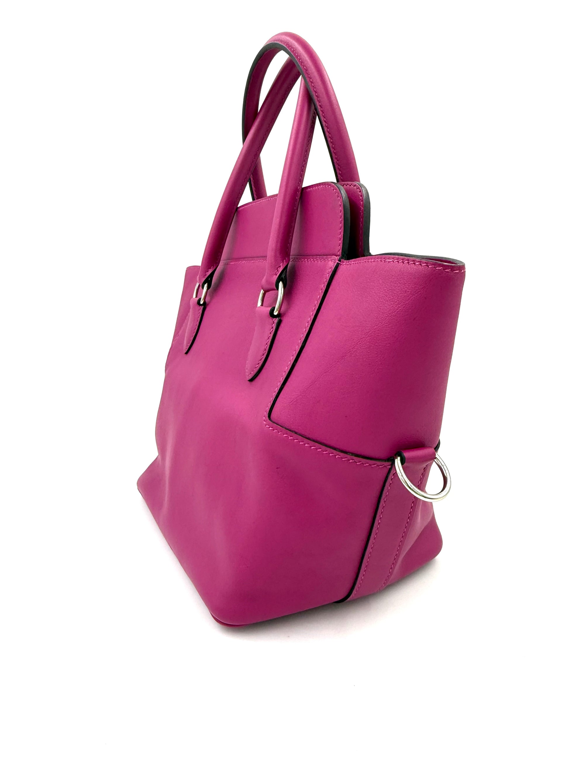 HERMÈS Toolbox 22 fuchsia PHW elegante, fuchsiafarbene Designer-Handtasche aus hochwertigem Leder, Secondhand-Version.
