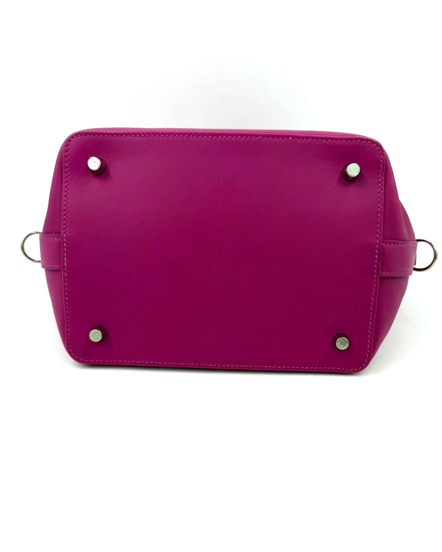 HERMÈS Toolbox 22 fuchsia PHW in kräftigem Pink mit silbernen Metallfüßen auf weißem Hintergrund