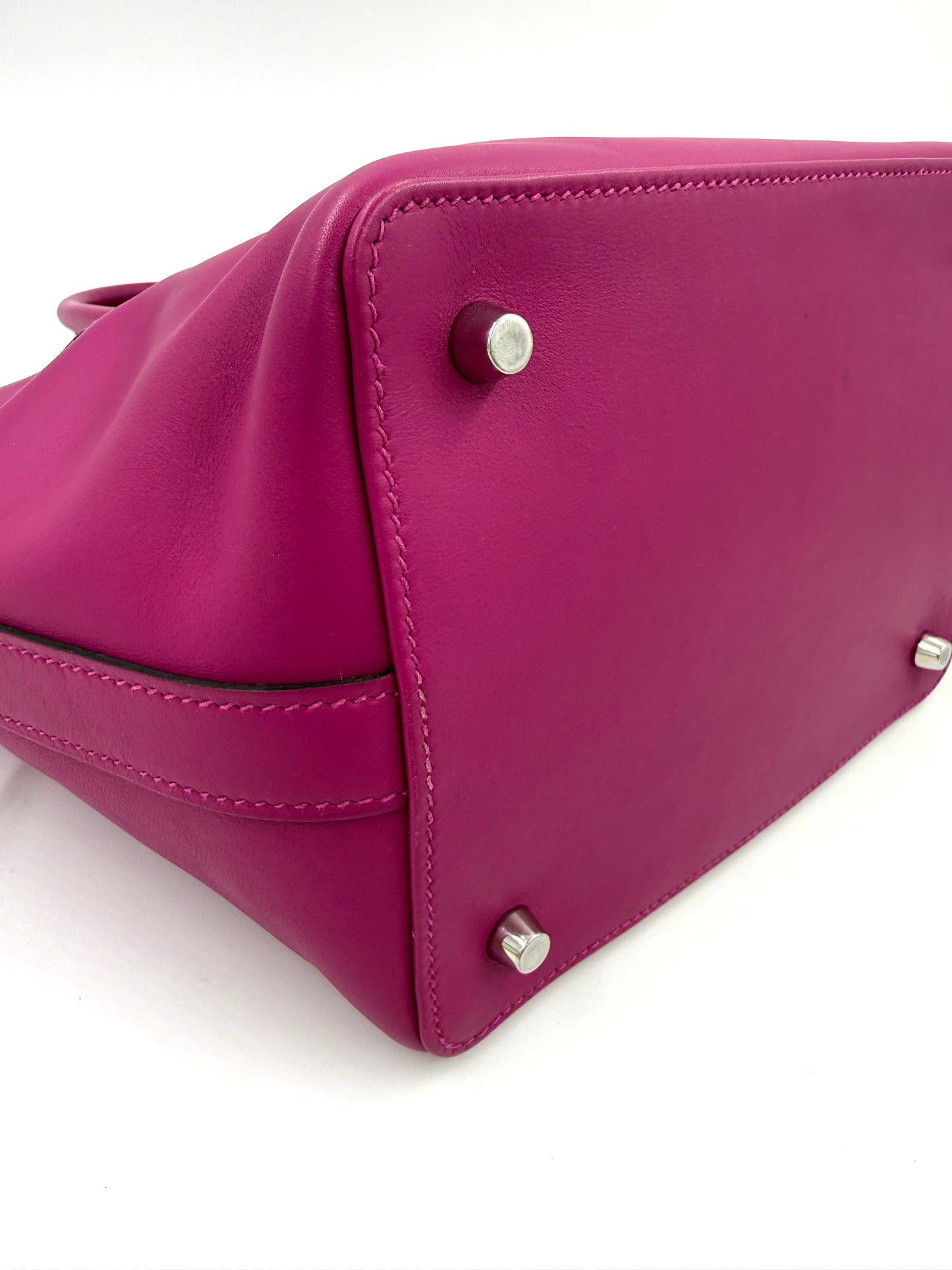 HERMÈS Toolbox 22 fuchsia PHW aus hochwertigem Leder mit silbernen Metallfüßen, elegante Designerhandtasche Second Hand.