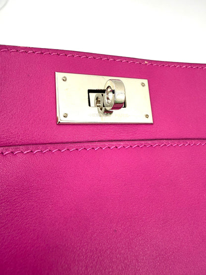 Nahaufnahme des Verschlusses der HERMÈS Toolbox 22 fuchsia PHW in leuchtendem Pink aus feinem Leder.