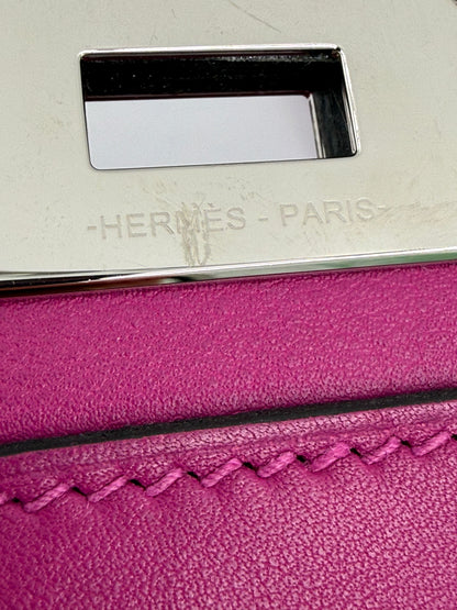HERMÈS Toolbox 22 fuchsia PHW Nahaufnahme der pinken Lederhandtasche mit silbernem Verschluss und Prägung Hermès Paris