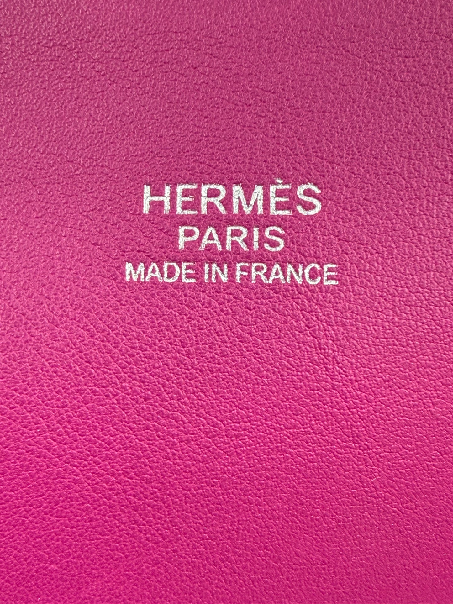 Prägung "HERMÈS Paris Made in France" auf pinkem Leder der HERMÈS Toolbox 22 fuchsia PHW Tasche.