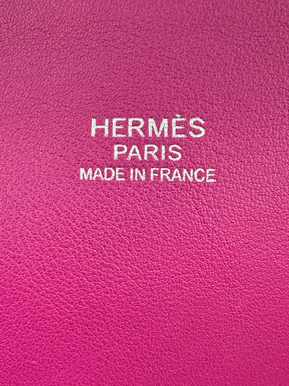 Prägung "HERMÈS Paris Made in France" auf pinkem Leder der HERMÈS Toolbox 22 fuchsia PHW Tasche.