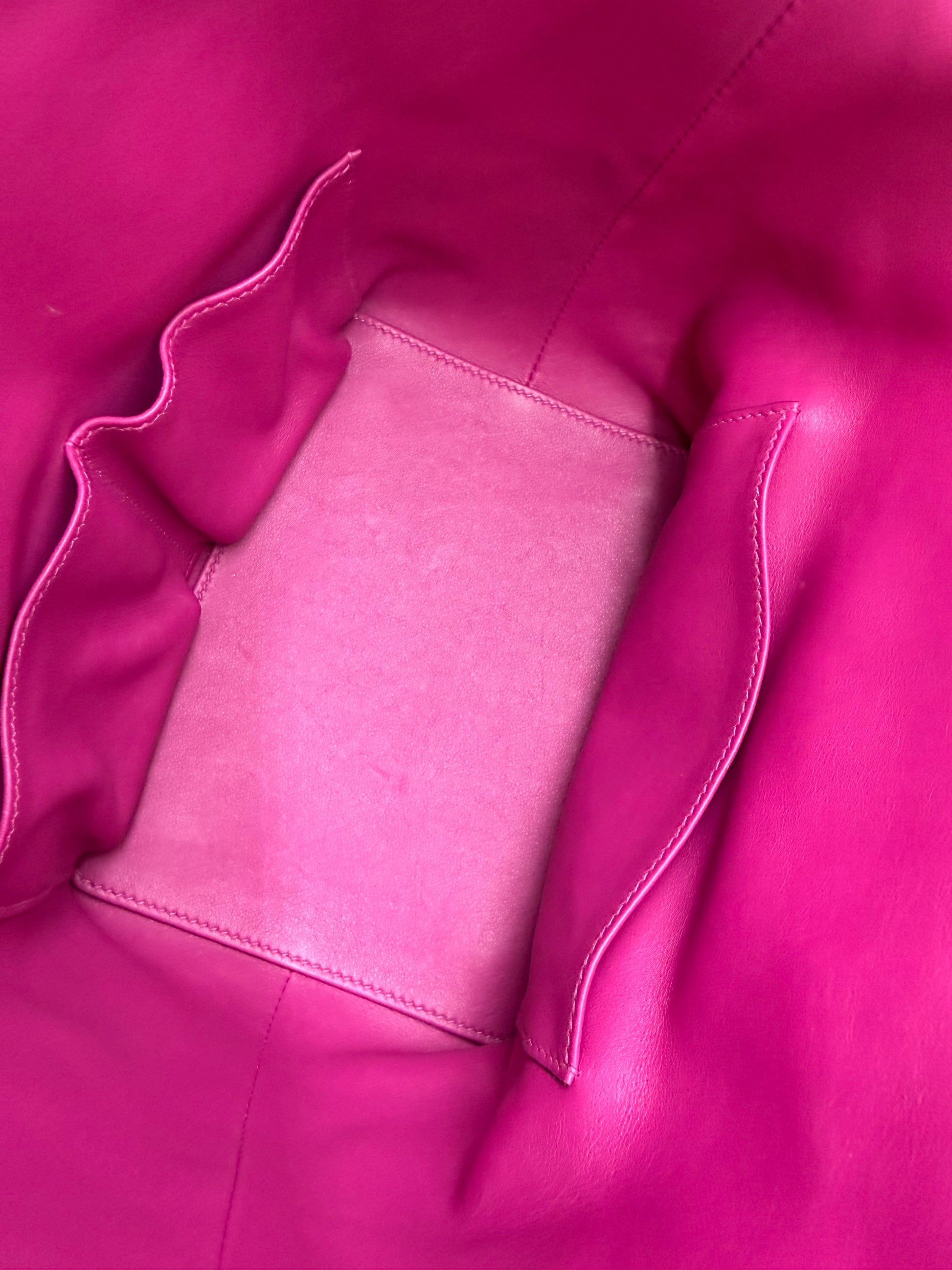 Innenansicht der HERMÈS Toolbox 22 fuchsia PHW aus pinkfarbenem Leder mit Fächertaschen und weichem Innenfutter.