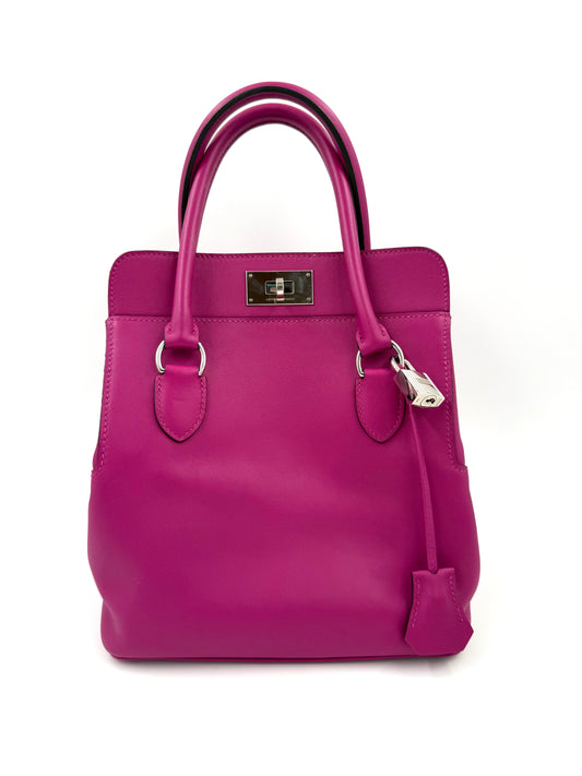 HERMÈS Toolbox 22 fuchsia PHW elegante Designerhandtasche in leuchtendem Pink mit silberner Hardware, Secondhand und top Zustand.