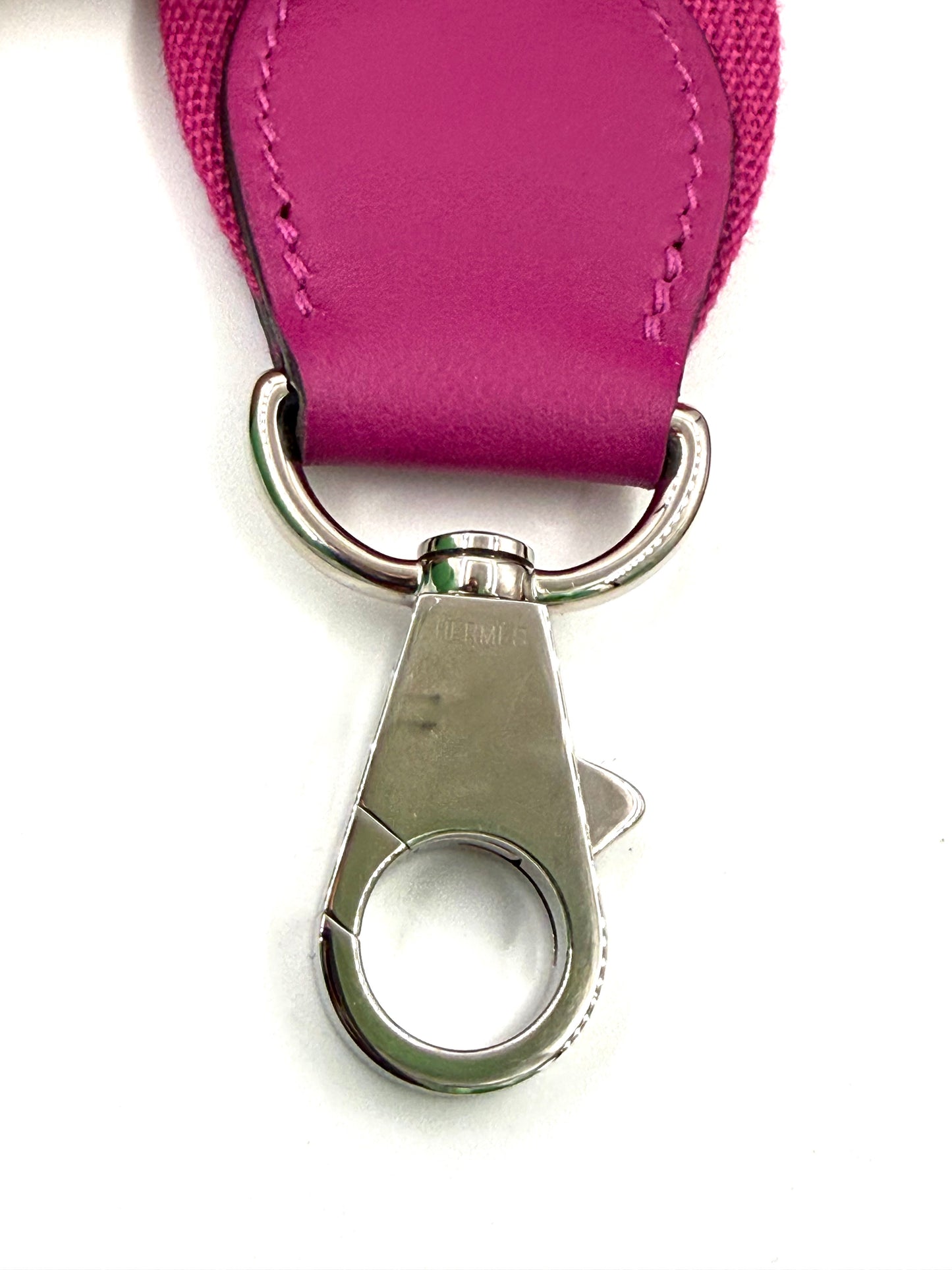 HERMÈS Toolbox 22 fuchsia PHW Metallverschluss mit pinkem Lederanhänger in hochwertiger Verarbeitung
