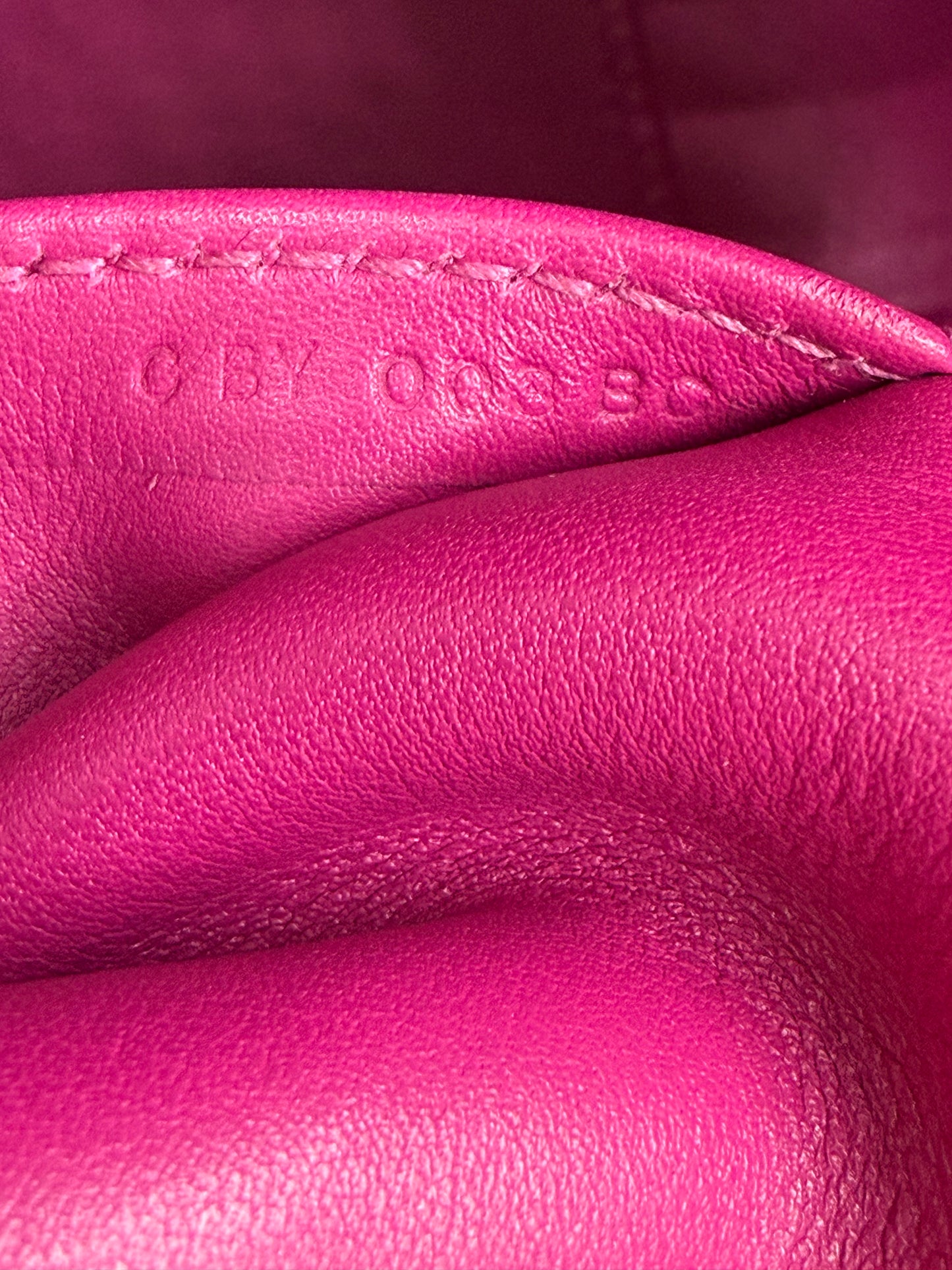 Hochwertiges pinkes Lederdetail der HERMÈS Toolbox 22 fuchsia PHW mit feiner Naht und Prägung innen.