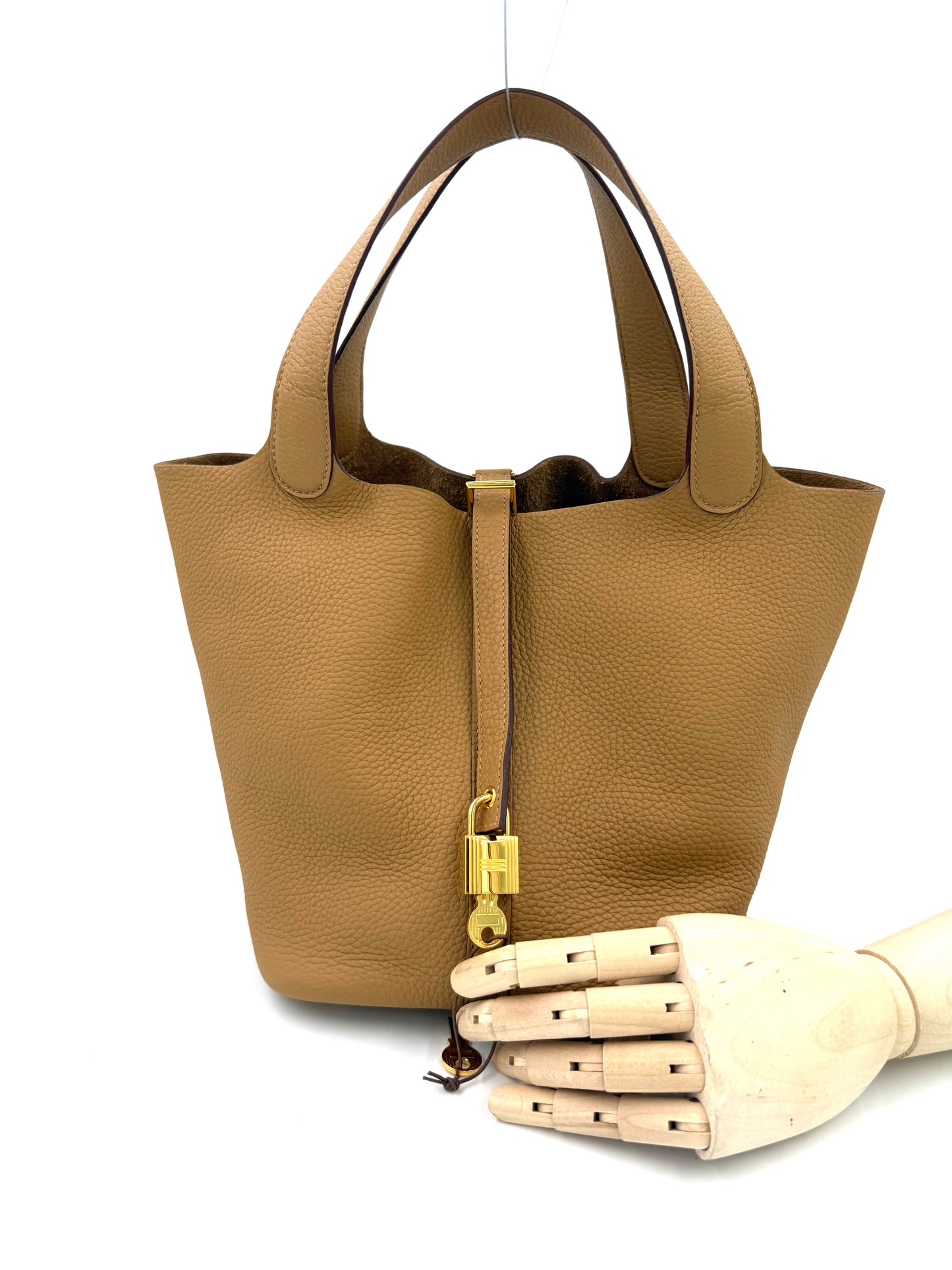 HERMÈS Picotin 22 Lock Clemenceleder Biscuit GHW elegante cognacfarbene Designerhandtasche second hand